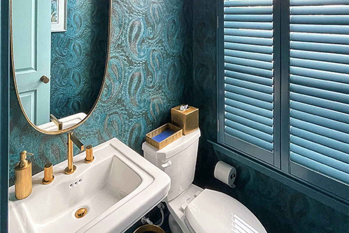 The paisley wallpaper for the powder room was one of the first papers designer James Yarosh showed owner Pardee and “I immediately loved it,” she recalls. “It really punches it up. It doesn’t look basic. I love that everything James does looks unique.”